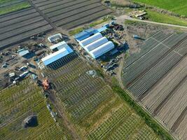 Frameworks von Gewächshäuser, oben Sicht. Konstruktion von Gewächshäuser im das Feld. Landwirtschaft, Agrotechnik von geschlossen Boden foto