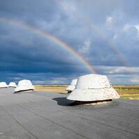 Regenbogen, Aussicht von das Dach von das Gebäude. Belüftung Steckdosen foto