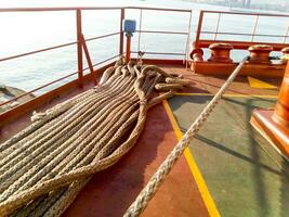 Festmachen Poller auf das Decks von ein industriell Seehafen. foto