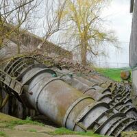 Auslauf Rohre von ein Wasser Pumpen Bahnhof. Rohre von groß Durchmesser foto