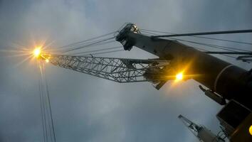 Hafen Kräne gegen das Himmel. Ladung industriell Hafen foto