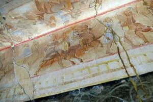 Fresken von griechisch Prozession entdeckt im ein thrakisch foto
