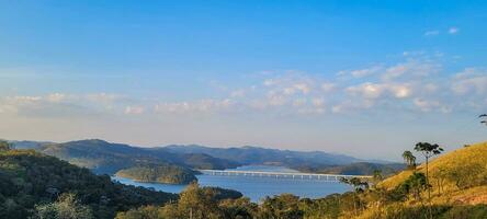 heiter See im das Berge von Brasilien üppig und still Einstellung, natürlich Schönheit Das verzaubert. Markieren Ihre Kreativität mit diese atemberaubend Aussicht foto