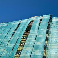 Sicherheit Netz im das neu gebaut Hochhaus Gebäude foto