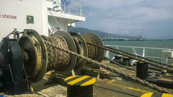 Mechanismen von Spannung Steuerung Seile. Winden. Ausrüstung auf das Deck von ein Ladung Schiff oder Hafen foto