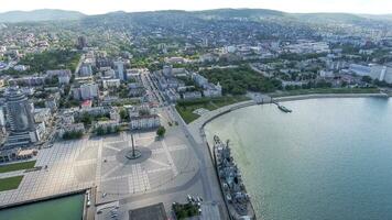 oben Aussicht von das Yachthafen und Kai von Noworossijsk foto