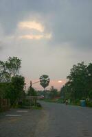 Sonnenaufgang Morgen im Land Süd- Thailand foto