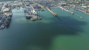 industriell Seehafen, oben Sicht. Hafen Kräne und Ladung Schiffe und Lastkähne. foto