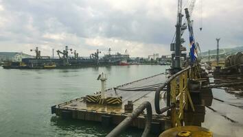 Liegeplatz im das Hafen. industriell Ladung Hafen foto