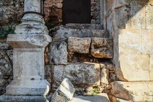 Steine beim das Eingang zu das Innerhalb von das Gebäude beim das Tore von Hadrian. foto