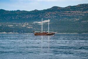 Vergnügen Yacht im das Meer in der Nähe von das Insel. foto