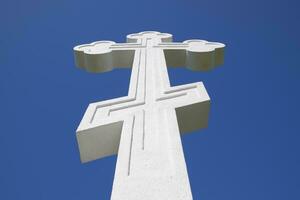 Weiß orthodox Christian Kreuz auf Blau Himmel Hintergrund. foto