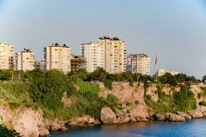 das Küste von Antalya, das Landschaft von Stadt von Antalya ist ein Aussicht von das Küste und das Meer. foto