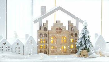 gemütlich Weihnachten Dekor winzig Haus von klein Größe auf Fenster Schwelle mit Schnee draußen das Fenster. Geschenk zum Neu Jahr. Versicherung, ziehen um zu Neu Haus, Hypothek, Miete und Kauf echt Nachlass foto