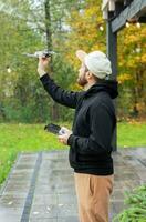 Mann spielen mit Drohne foto