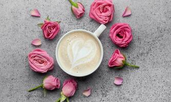 runden Rahmen von Rosa Rosen und Tasse von Kaffee foto