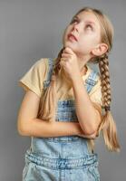 Porträt von ein wenig Mädchen mit geflochten Haar Wer ist Denken foto