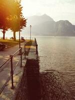 Meer Deck beim das Sonnenuntergang. Italien foto