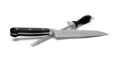 schwarz Küche Messer und Anspitzer auf das Weiß foto