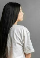 Seite Porträt von ein jung Mädchen mit lange dunkel Haar foto