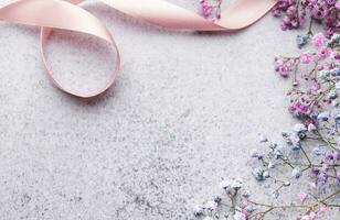 farbig Gypsophila Blumen auf Beton Hintergrund foto