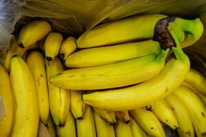 Bananen im das Geschäft auf das Zähler im ein Karton Kasten. Verkauf von frisch Obst im Supermärkte foto