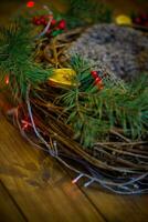 Weihnachten und Neu Jahr immer noch Leben mit Weihnachten Baum Geäst, Kekse und Beeren foto