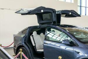 das Auto von das Zukunft ist ein modern technologisch Auto mit ein elektrisch Motor- zu schützen das Umgebung foto