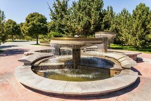 Wasser Brunnen mit spritzt von Wasser zum Entspannung und Kühle von das Stadt und Parks foto