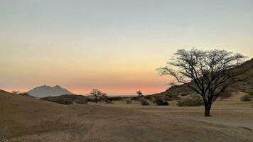 tief rot und Orange im das Abend Himmel Über spitzkoppe foto