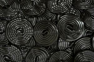 Gruppe von Spiral- Räder von schwarz Lakritze isoliert auf Weiß foto