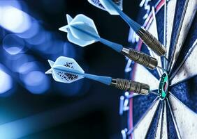 ai generiert Darts Schlagen Volltreffer, Konzept von Geschäft Erfolg, erfolgreich Entscheidung Herstellung und Präzision foto