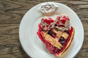 Kirsche Kuchen auf das Teller foto