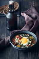 Suppe von schwarz Bohnen und ein Ei foto