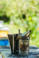 alt Metall Granatwerfer und Stößel auf Tabelle im Garten, Lager Foto