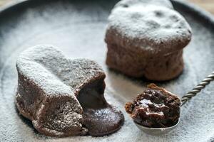 Schokolade Lava Kuchen im das gestalten von Herz foto