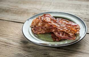 Stapel von gebraten Speck Streifen auf das Teller foto