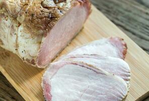 gebacken Fleisch auf das hölzern Tafel foto