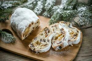 Stollen mit schneebedeckt Tanne Ast foto