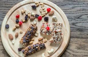 Granola Riegel mit getrocknet Beeren und Schokolade foto