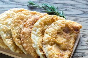 Stapel von Fleisch Pastetchen auf das hölzern Tafel foto