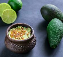 Schüssel von Guacamole Hummus foto