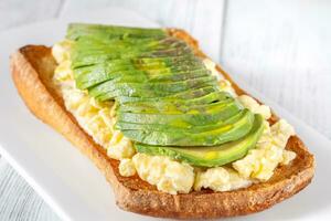 durcheinander Eier Avocado Sandwich foto