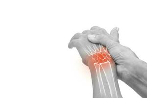 Frau mit Handgelenk Schmerzen mit virtuell Knochen auf Weiß Hintergrund. Gesundheitswesen und Büro Syndrom Konzept. foto