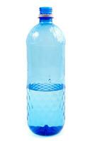 Wasser Flasche auf Weiß foto