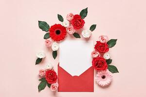 rot Briefumschlag mit romantisch Liebe Brief Attrappe, Lehrmodell, Simulation und Blumen auf Rosa Hintergrund foto