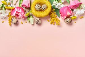 Ostern kreativ Komposition. Frühling Blumen, Ostern Ei und Schmetterlinge auf Rosa Hintergrund. Ostern Gruß Karte foto