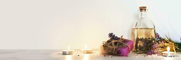 Banner mit Lavendel Kosmetika Produkte und Verbrennung Kerzen. Zuhause Körper Haut Pflege, Spa Aromatherapie Hintergrund foto