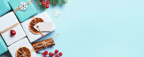 Geschenke Kisten verpackt im Papier, dekoriert mit Kugeln und Schnur. Öko Weihnachten Geschenk Verpackung Blau Banner foto