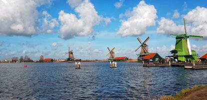 Windmühlen und Häuser. Reise im Niederlande foto